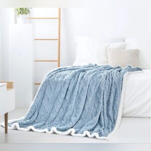 NWT Cozy Soft Throw Blanket